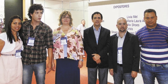 Deputado Gilson de Souza fez questão de posar no estande Minha Primeira Couromoda com os expositores Damaris Reis, Paschoal Donadelli Neto, Maura Marangoni, Carlos Gilberto e Ednaldo Paixão